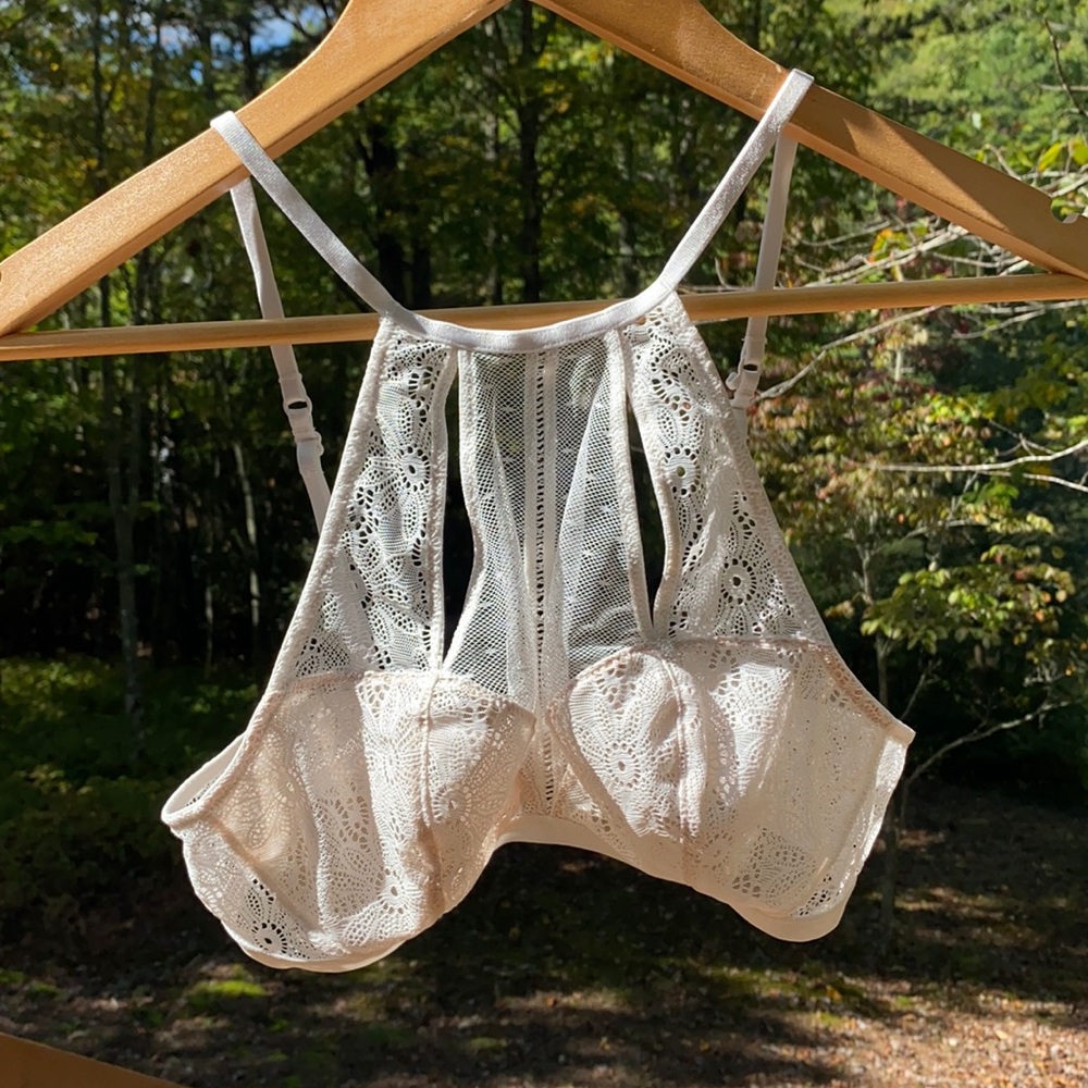 Elegant Cream Bra with Intricate Lace Design